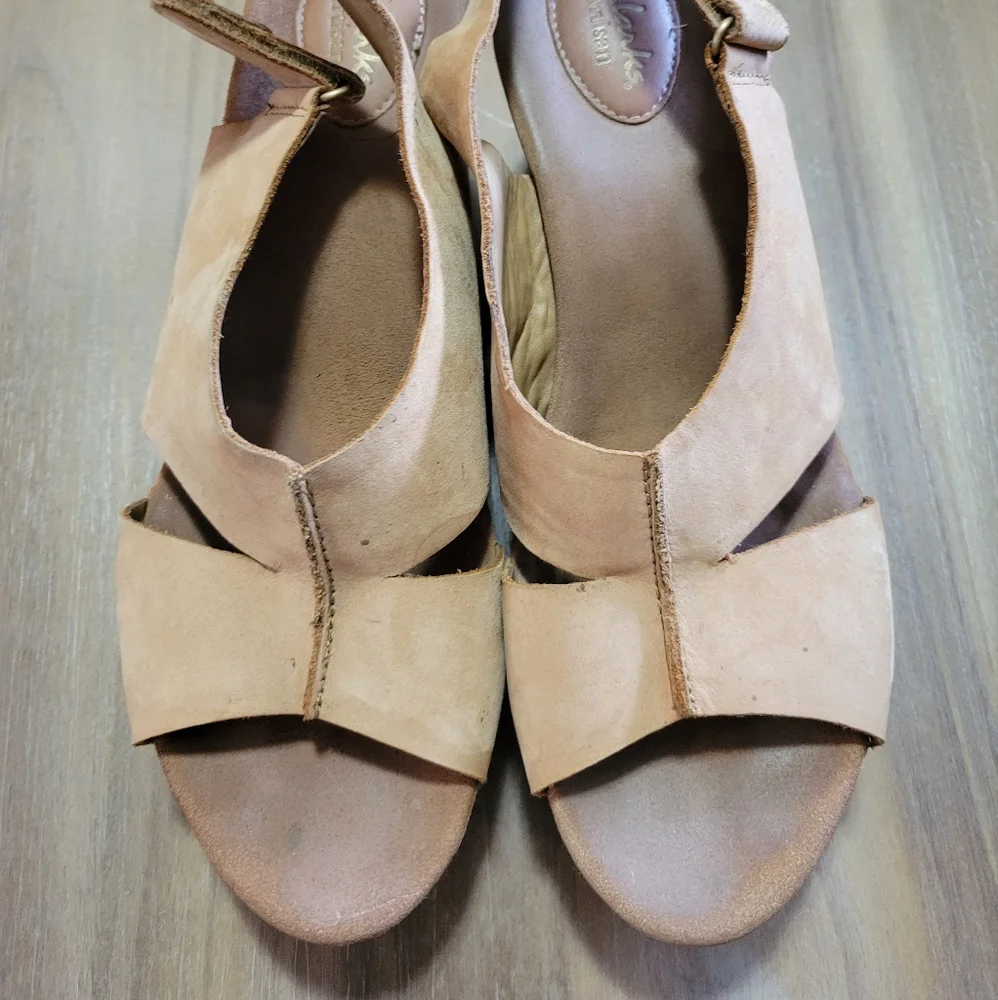 Clark's women Size 10 wedge tan